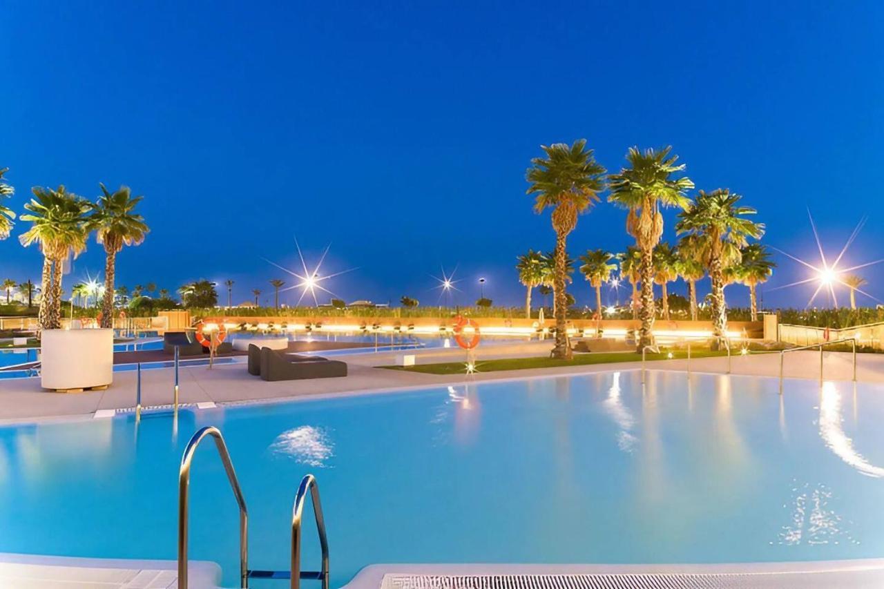 Luxury Complex Beachfront Apartment, Infinity Pool, Sauna, Gym And Large Terrace Torremolinos Exterior photo